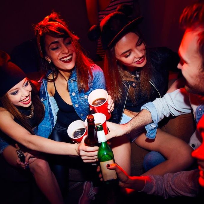 Alleine feiern gehen? 4 Säulen für deinen Flirt-Erfolg