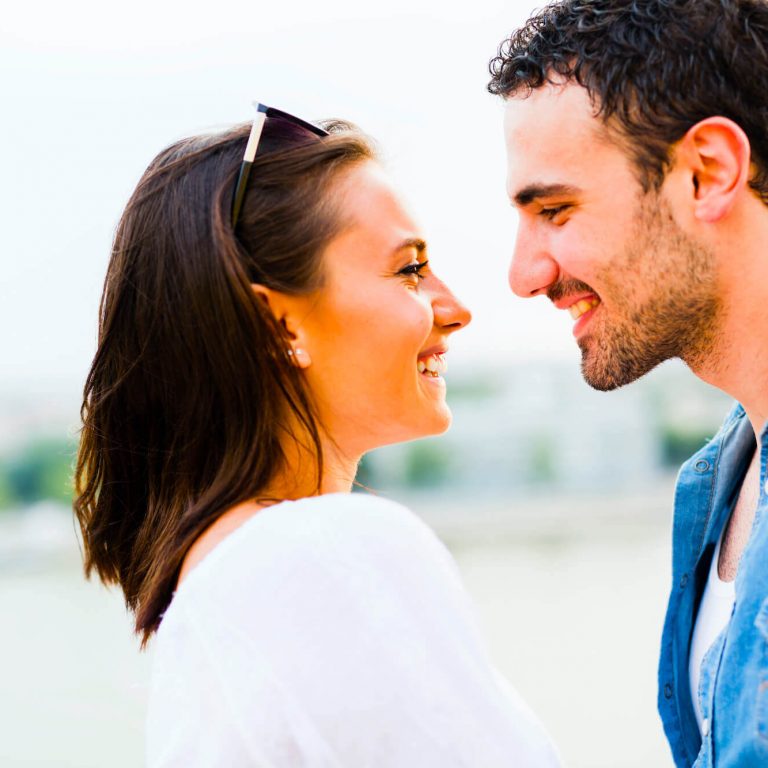 Warum Frauen auf stille Männer stehen